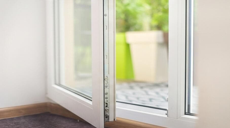 3 consejos para elegir la puerta de terraza ideal: ¿abatible o corredera?