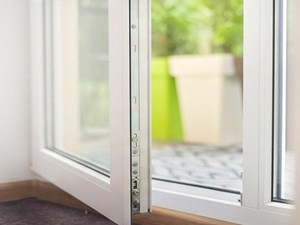 3 consejos para elegir la puerta de terraza ideal: ¿abatible o corredera?