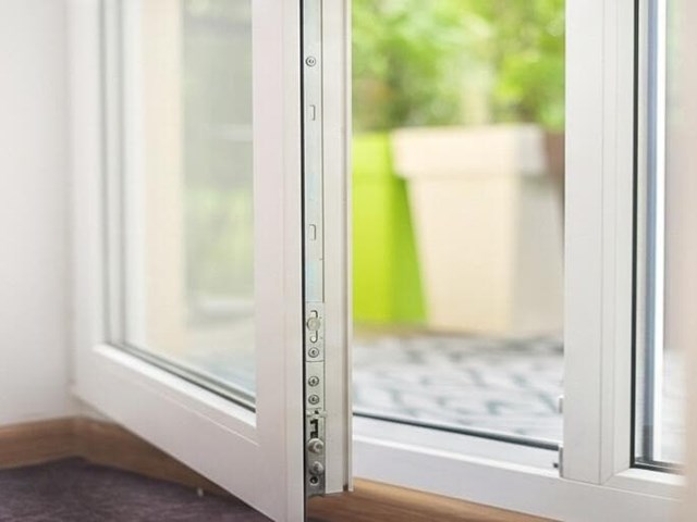3 consejos para elegir la puerta de terraza ideal: ¿abatible o corredera?