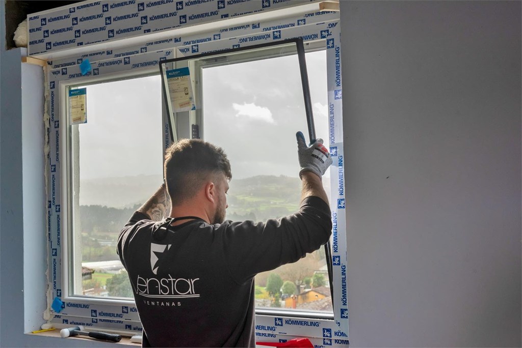 ¿Cómo influye el grosor del perfil en el aislamiento total de la ventana?