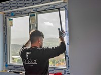 ¿Cómo influye el grosor del perfil en el aislamiento total de la ventana?