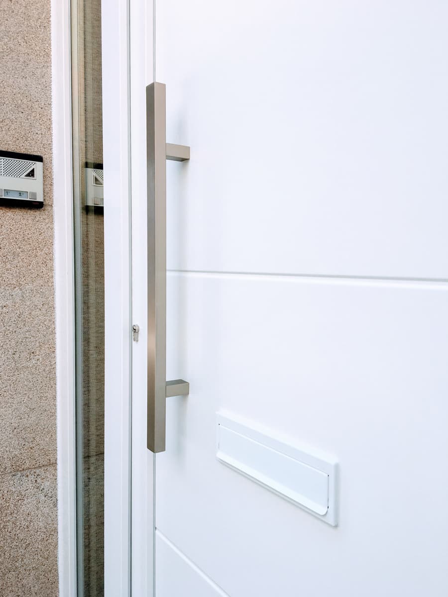 Diseñamos la puerta perfecta de pvc para la entrada de tu casa