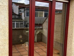 Puerta balconera en color granate.