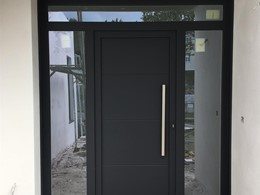 Puerta de entrada con panel ciego y vidrios de seguridad. Tirador de Inox.