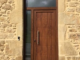 Puerta de entrada con panel ciego y vidrios de seguridad.