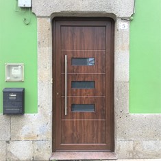 Puerta de entrada con tirador inox