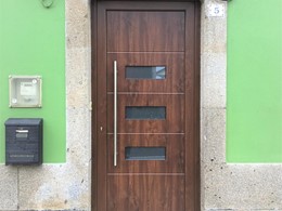 Puerta de entrada con tirador inox