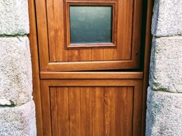 Puerta de postigo con vidrio con moldura en panel superior.