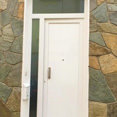 Puerta principal con fijo lateral