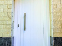 Puerta principal con panel ciego ranurado y accesorio tirador.