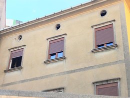 Renovación en edificio, ventanas de PVC efecto madera.